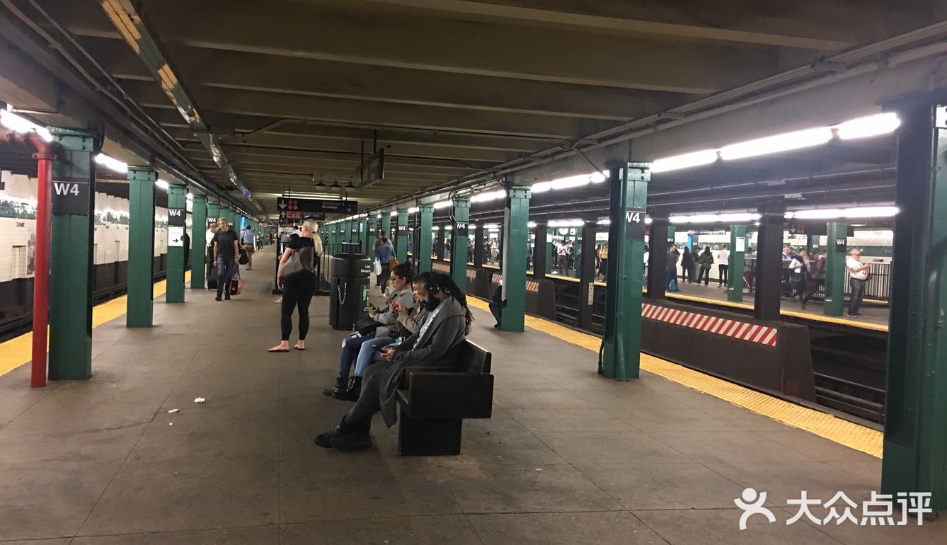 乘车可以选择人工售票或自助售票机买票