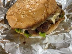 牛肉培根奶酪汉堡-Arrow Factory Brewing箭厂啤酒