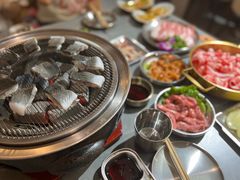 -围炉肉舍•炭烤活鳗•丹东海鲜烤肉(步行街店)