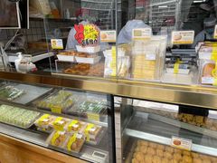 面包甜点陈列柜-鲍师傅糕点(海岸城店)