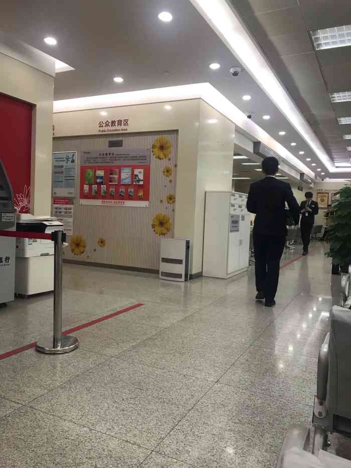 招商银行(方庄支行)-"人不多,但需要排队,去开卡,服务台边都是.