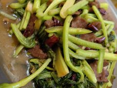 青菜炒牛肉-黄桷树曹家私房菜(江与城店)