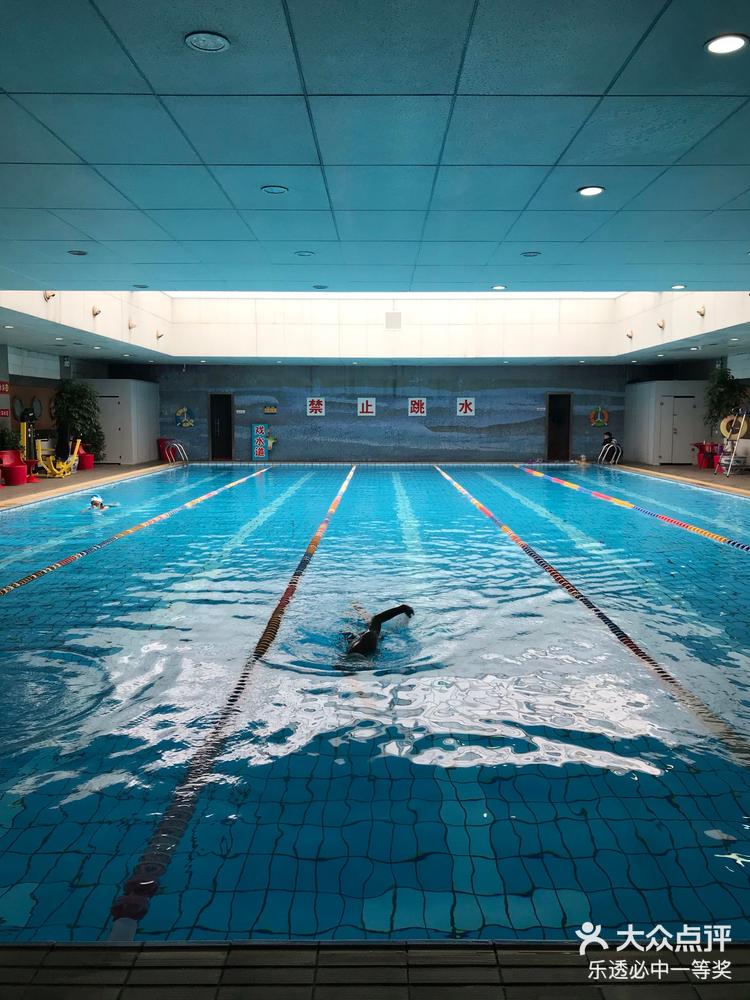 温泉和泳池都是人们喜爱的休闲场所,但它们-大众点评