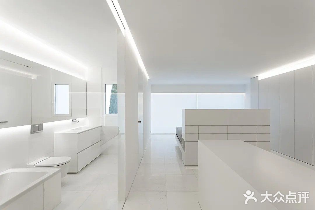 白色因为有光，才出彩，才超凡