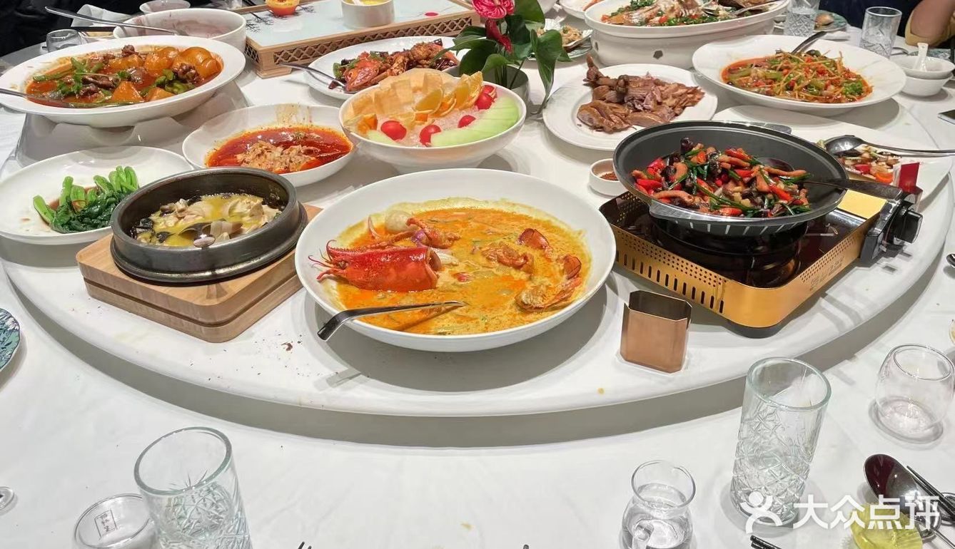 这家的环境特别的大气，很豪华很适合宴会接待宾客