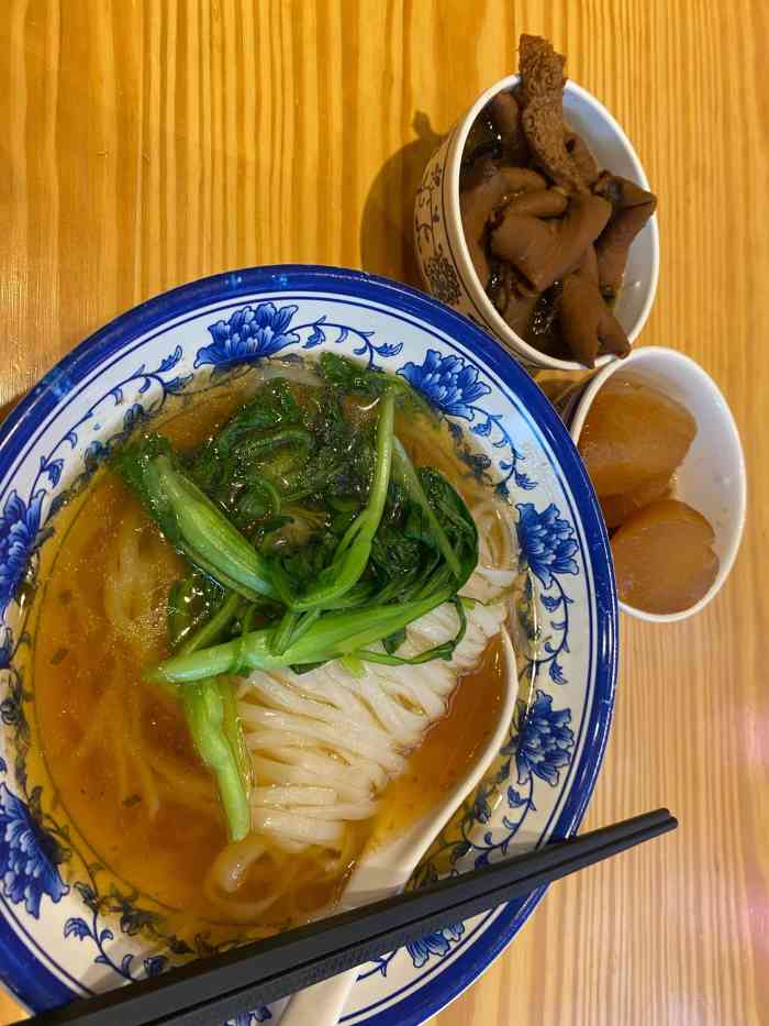 九龙面馆-"店面不大,但是服务特别周到,感觉很有老广.