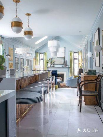 这间清新典雅的客厅是多种时尚元素的混合体