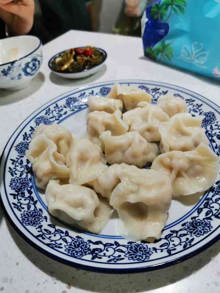 百味水饺(长兴路店)-"店面位于长兴路,小小的门面,价格倒是不低.