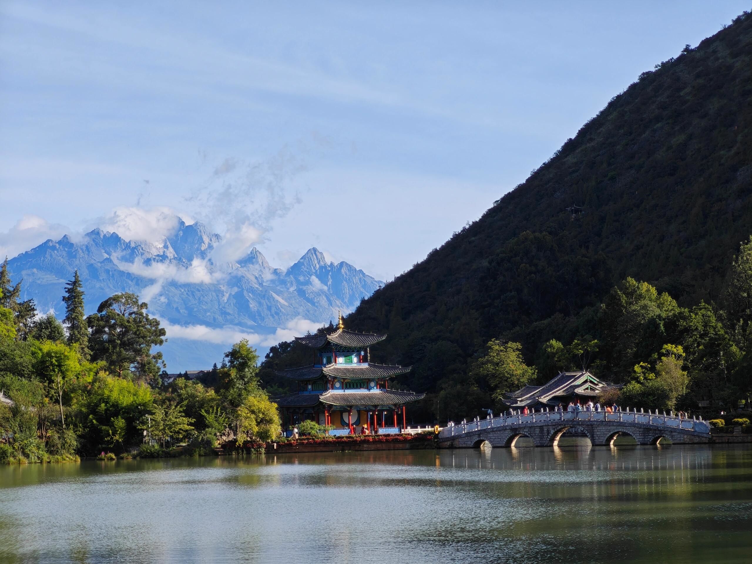 听说丽江是没什么古建筑的,但是古城水系的发源地黑龙潭公园,原本是个