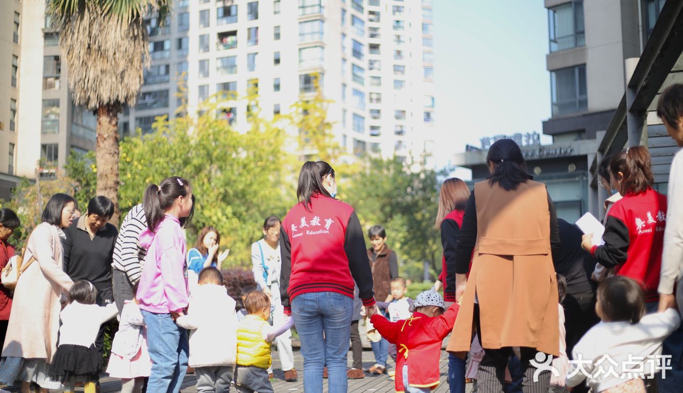 从开始的哭哭啼啼到门口不肯进来，到现在开开心心地来园