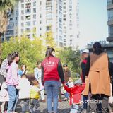 从开始的哭哭啼啼到门口不肯进来，到现在开开心心地来园