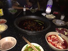 -茅草房·河畔园林火锅
