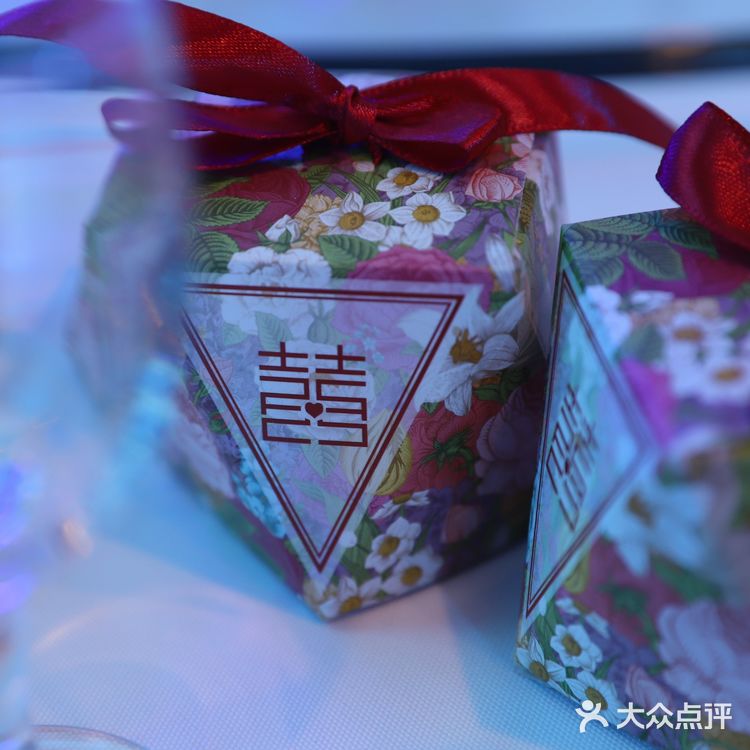 传统婚宴一般是由结婚的双方分别单独举办，随着时代的发