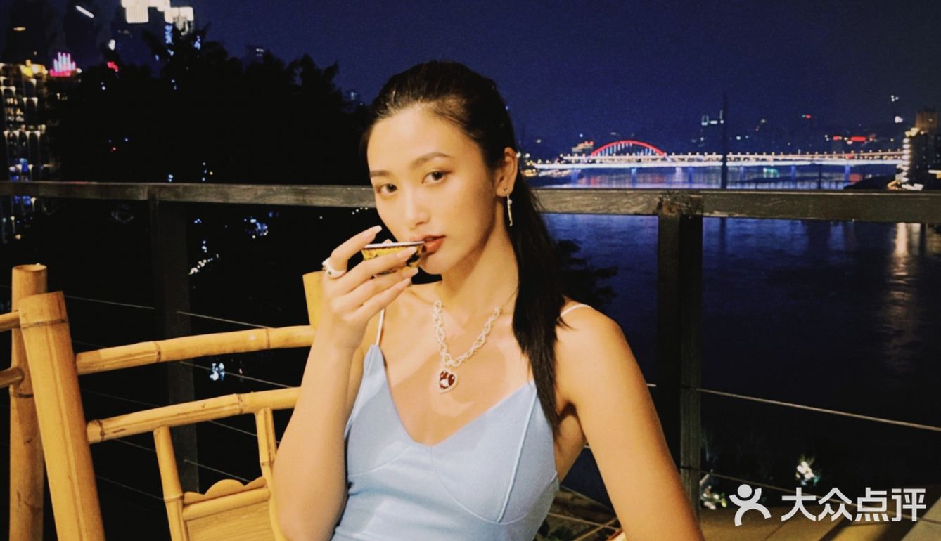 爬坡上坎吃烤肉，这个体验也只有山城重庆才能体验吧！