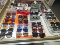 -美式眼镜·授权蔡司.依视路.尼康.豪雅.明月(人民广场店)