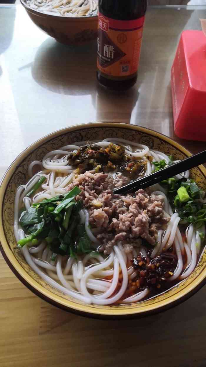 陆良米线-"她家的米线很量足,焖肉米线好吃[愉快]!"-大众点评移动版