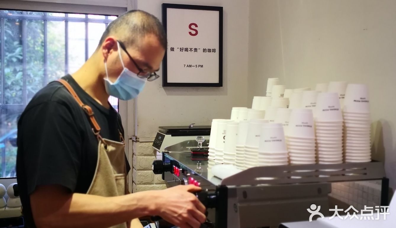 巷子边店家都没开门，临停的车子暂时还不用担心