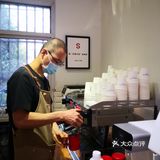巷子边店家都没开门，临停的车子暂时还不用担心