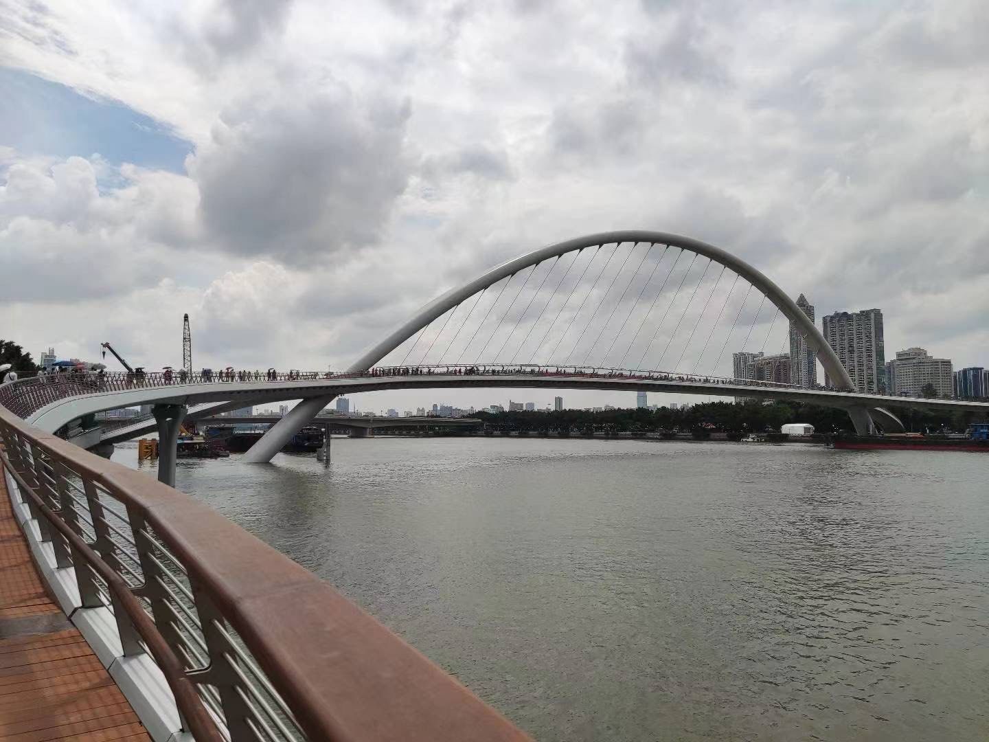 超长跨江人行桥