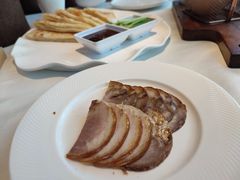 金牌烙饼卷香肘-悦融·京鲁菜·露台花园(安定门店)
