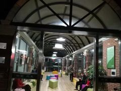 在休息处等待的家长-杭州绿城育华亲亲学校