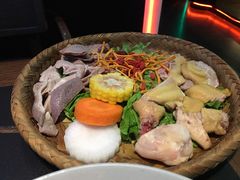 招牌凤凰投胎汤底锅底-大隐·成都火锅Bistro(合生麒麟新天地店)