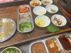 -围炉肉舍•炭烤活鳗•丹东海鲜烤肉(步行街店)