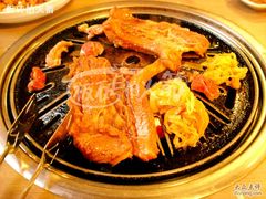 烤盘上的大片肉和酸菜-鲜风烤肉冷面(杏林店)