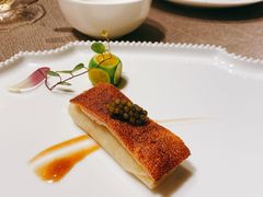 鱼子酱配脆皮烤乳猪-广州文华东方酒店·江-由辉师傅主理