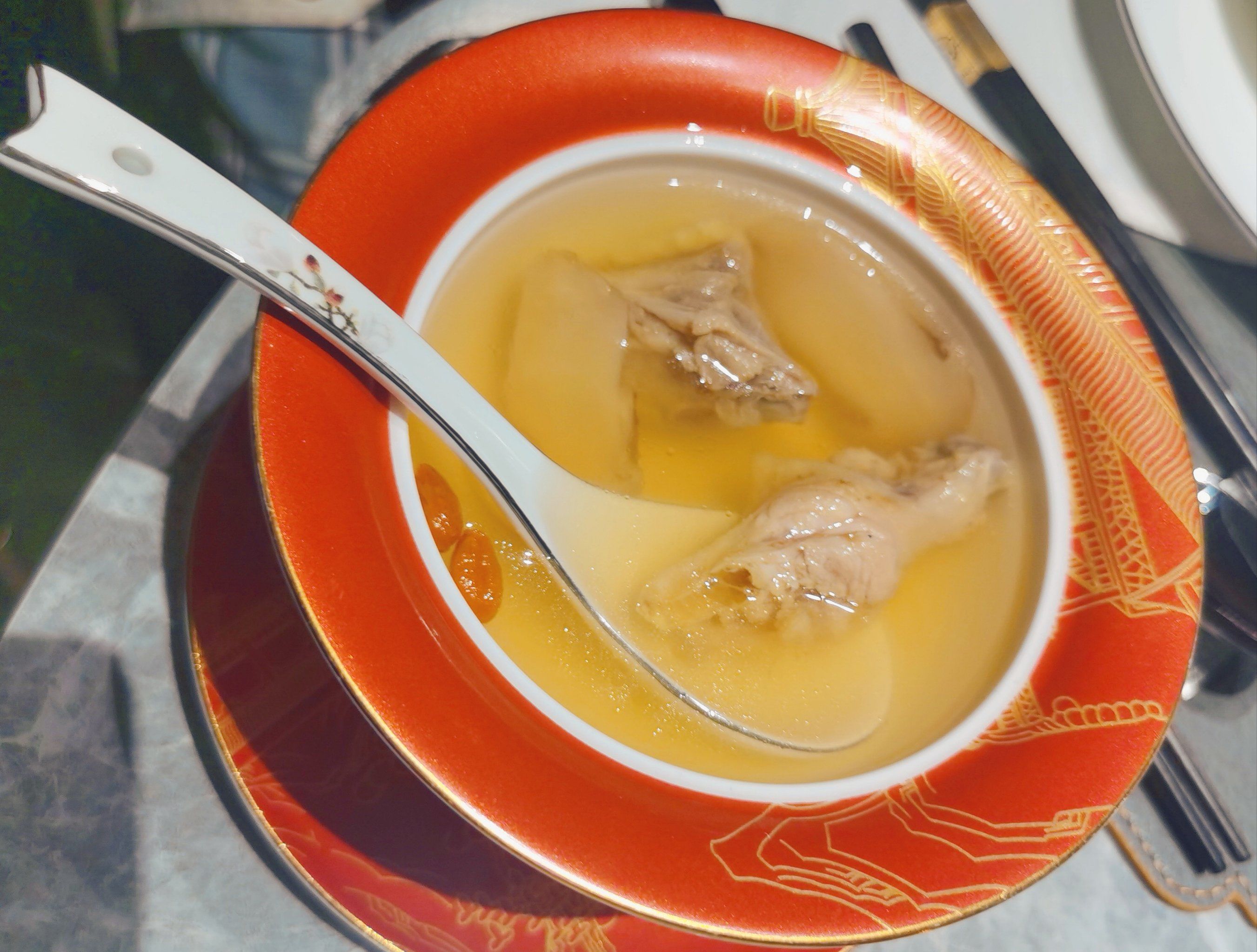 高档餐厅里的例汤 手摘松茸炖土鸡