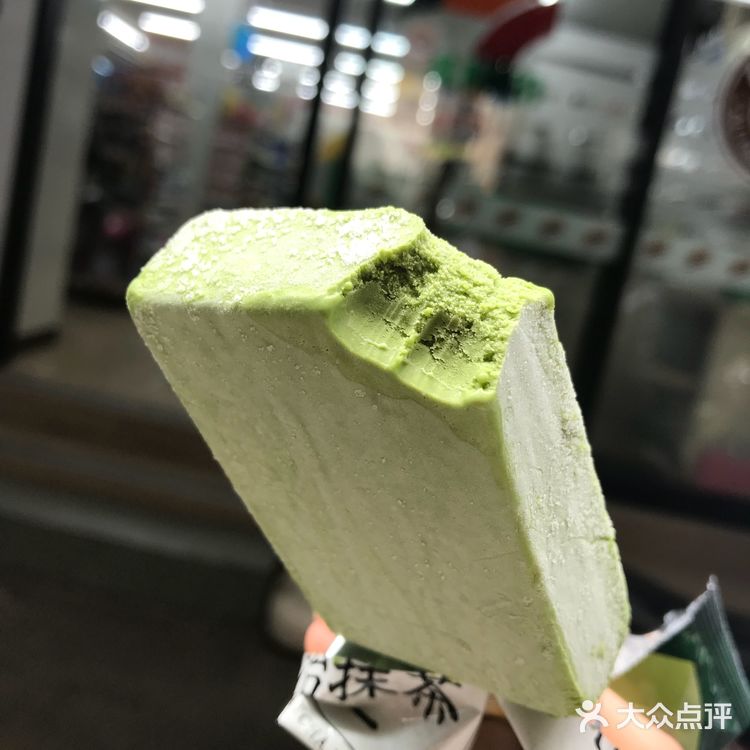 是用一个小椰子壳作为杯子冰淇淋也是浓浓的椰子香甜