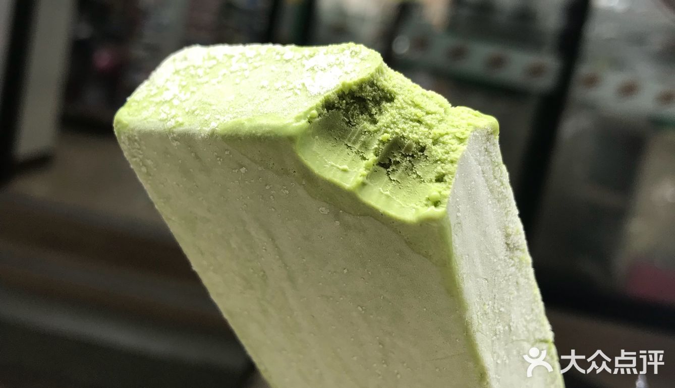 是用一个小椰子壳作为杯子冰淇淋也是浓浓的椰子香甜