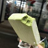 是用一个小椰子壳作为杯子冰淇淋也是浓浓的椰子香甜