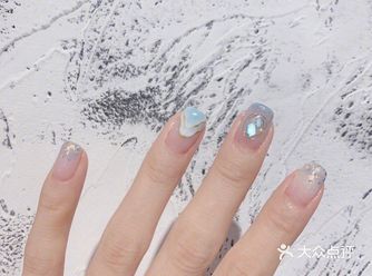 太爱这次做的美甲了 淡蓝色亮片渐变晕染  美甲师很细