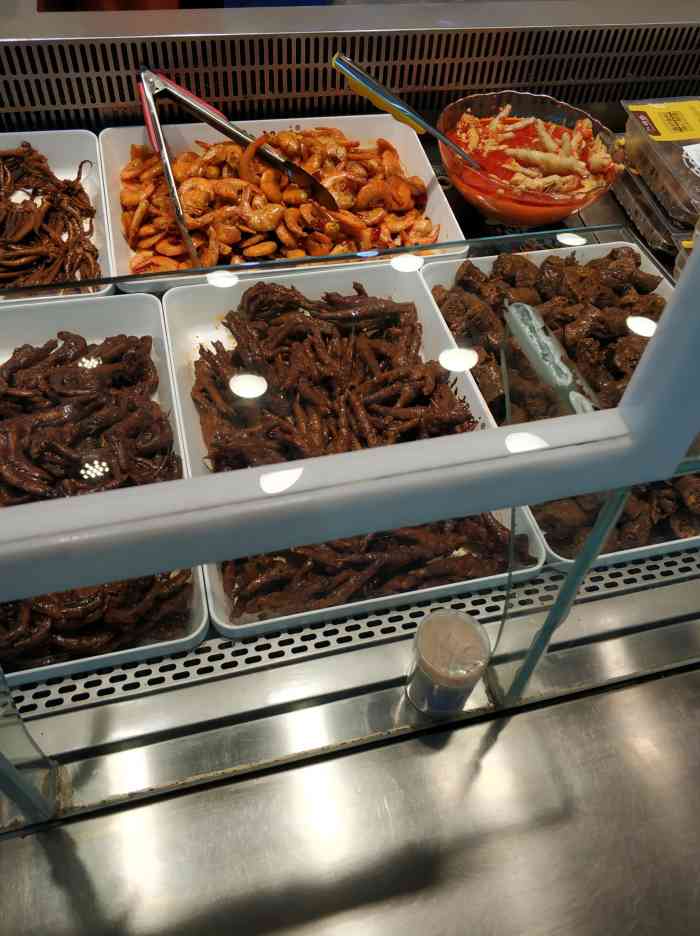 他们家跟周黑鸭不一样,没有那么重味道.有点偏甜.所以个人比较喜欢.