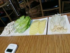 -陆记牛庄·碳锅龙虾烧烤(爱上花园店)