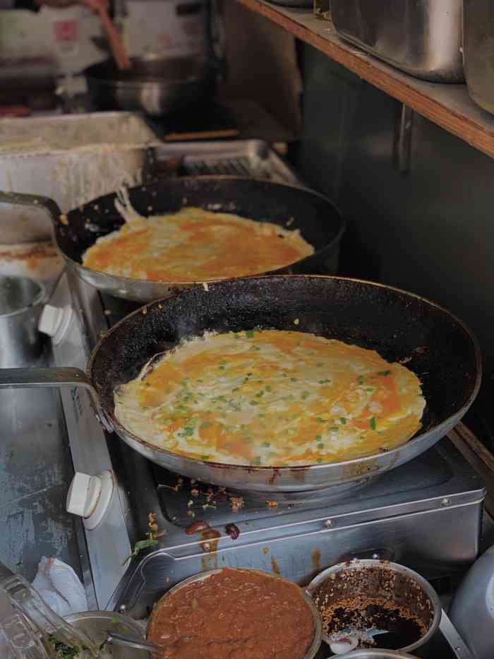 定兴路蛋饼摊-"「鸡蛋饼」是老式鸡蛋饼,老板娘的甜面酱很.
