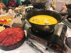 浓厚原只鸡煲花胶汤-鲜入围煮花胶鸡海鲜火锅