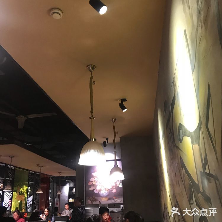 装修比较简单，光线有点黑，整体还是有些不一样的格调