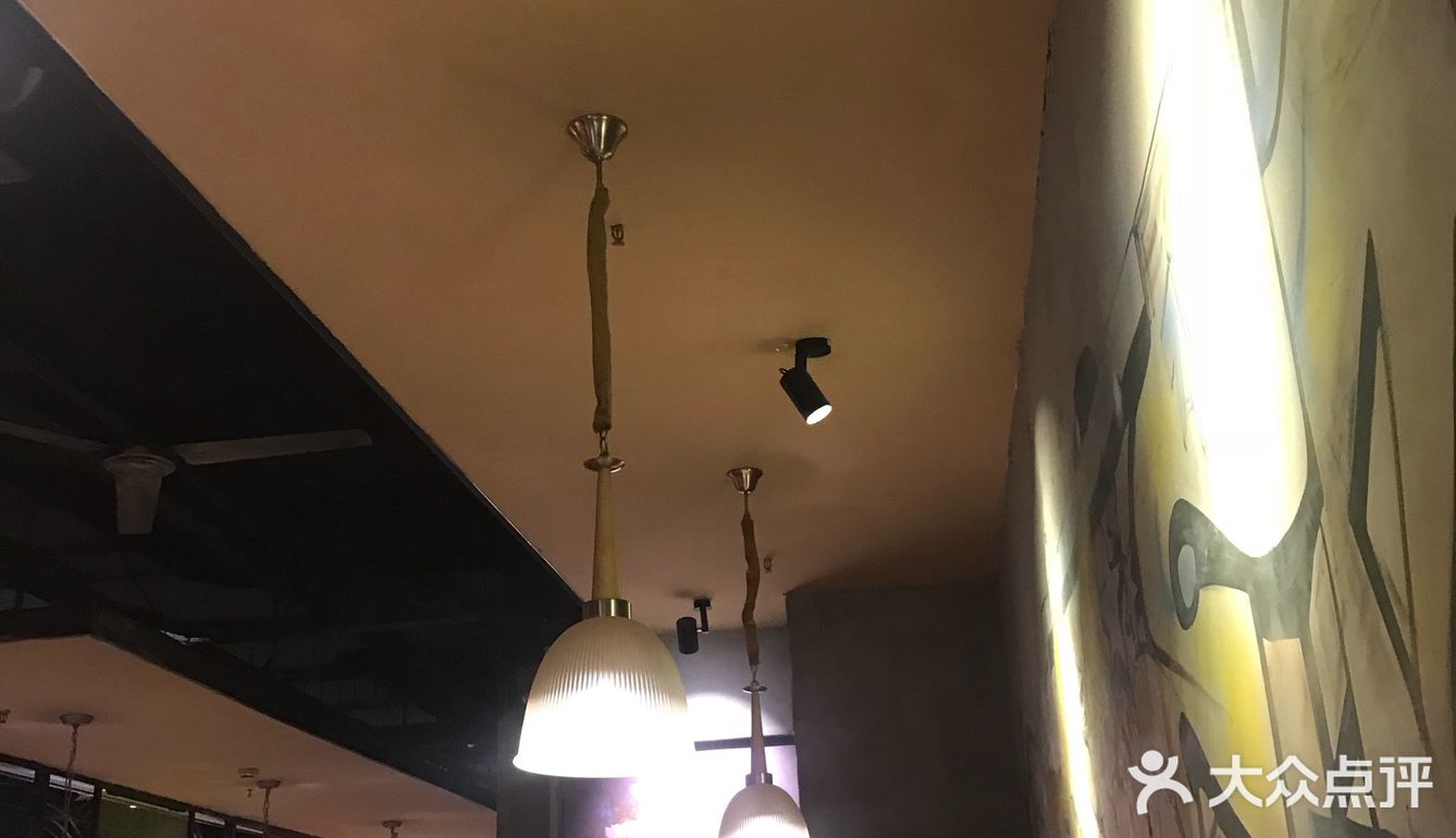 装修比较简单，光线有点黑，整体还是有些不一样的格调