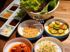 精品小菜-明洞阿姨·韩式酱蟹烤肉·创意料理(三元桥店)