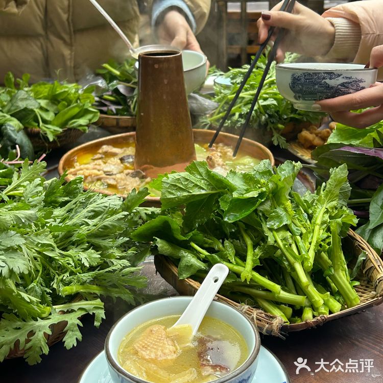 不愧是散养的跑山鸡味道就是好吃，鸡肉还是被烟熏过的