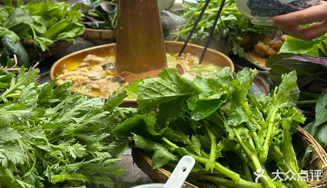 不愧是散养的跑山鸡味道就是好吃，鸡肉还是被烟熏过的