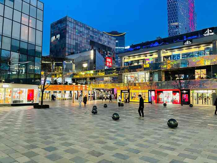 三里屯太古里-"三里屯很大,分为北区和南区,中间还夹个酒.