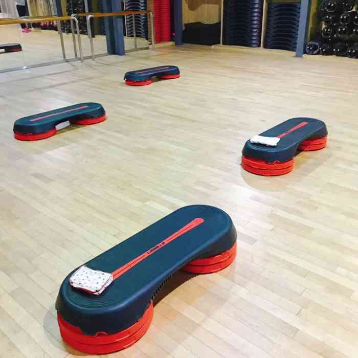 是健身器械,跑步机等,动感单车课,团课有瑜伽课,肚皮舞,有氧操,踏板操