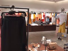 -URBAN REVIVO(高德置地广场·春广场店)
