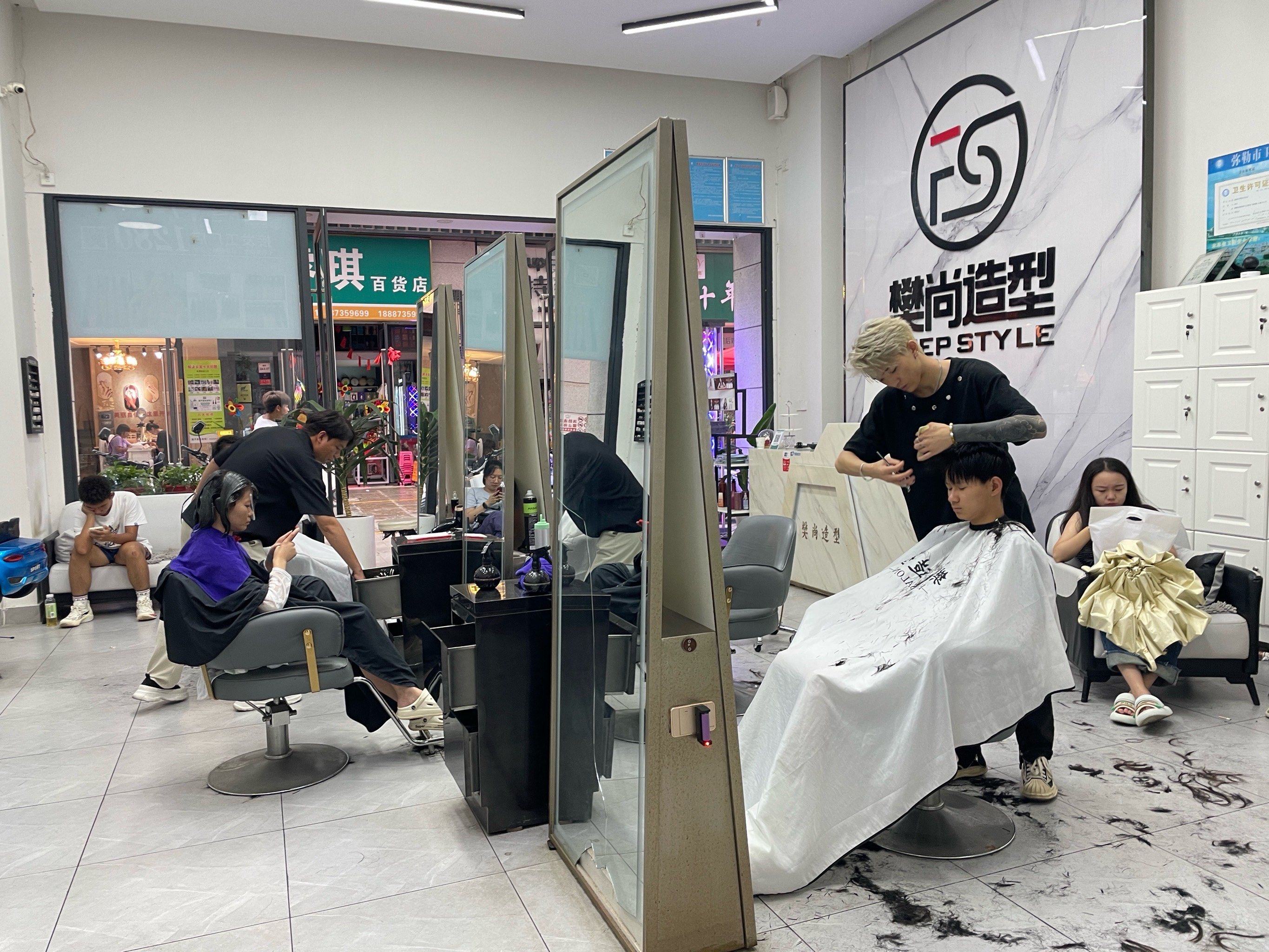 剪发师的忙碌一天