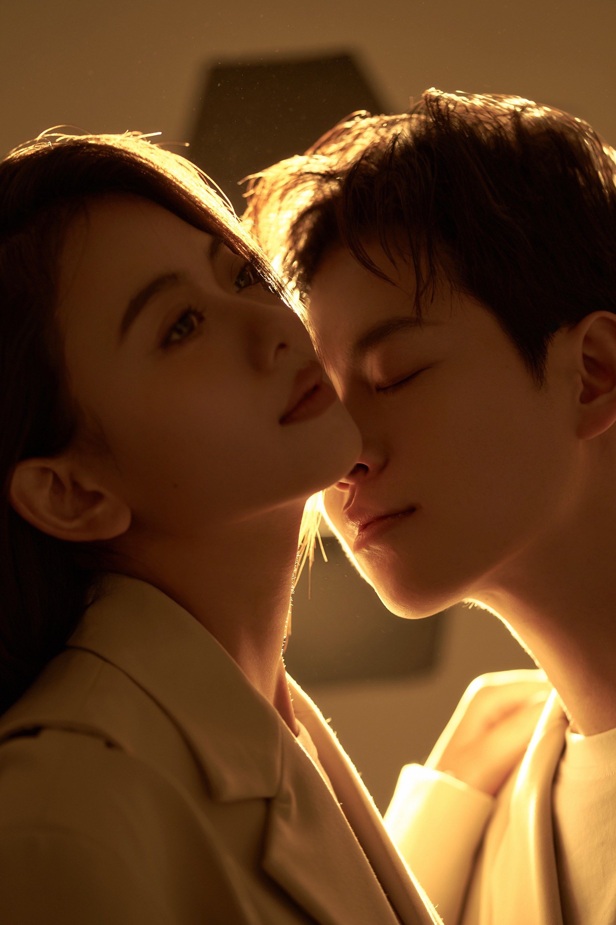 挑人
随便拍拍就很出片
把情侣之间的暧昧情绪表达的淋漓尽致
