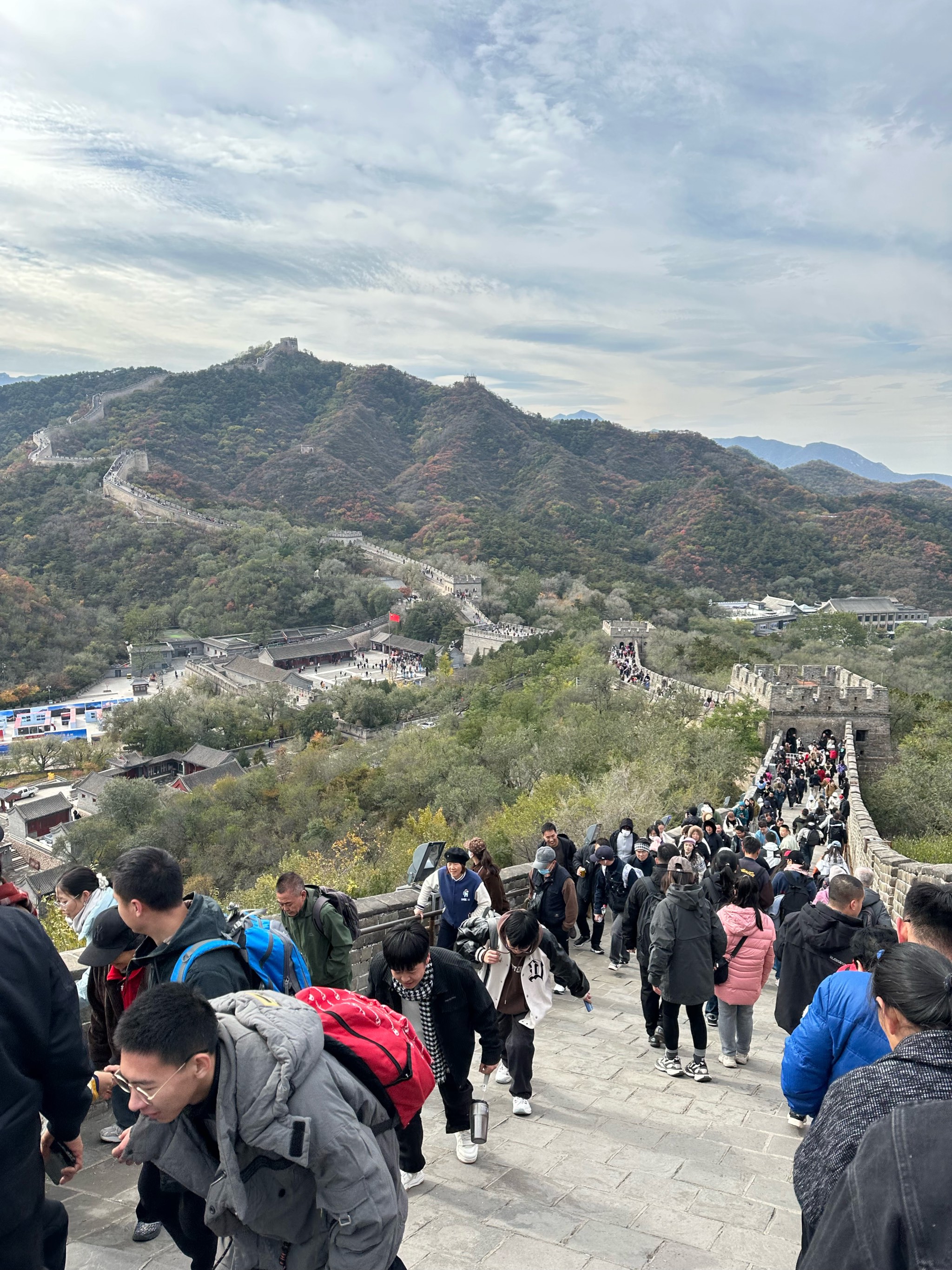 有专门的工作人员维持秩序,排队等着景区的大巴车接到长城景区门票处