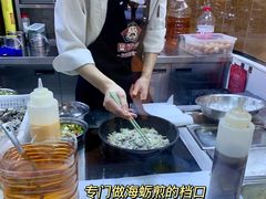 制作中的海蛎煎-四道菜·福建菜馆(新街口金鹰店)